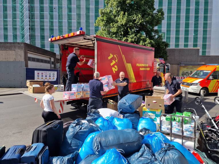 Die Feuerwehr Hannover beim Verladen vom Spenden.